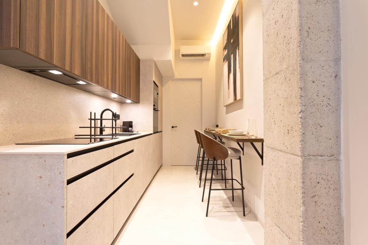 Magnificent Renovated 2bd 2bth Duplex With Backyard - Centre Apartment *