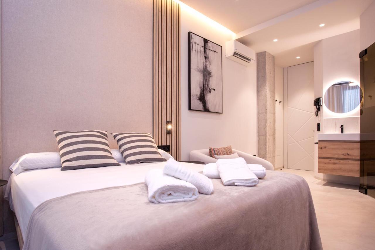 Magnificent Renovated 2bd 2bth Duplex With Backyard - Centre Apartment