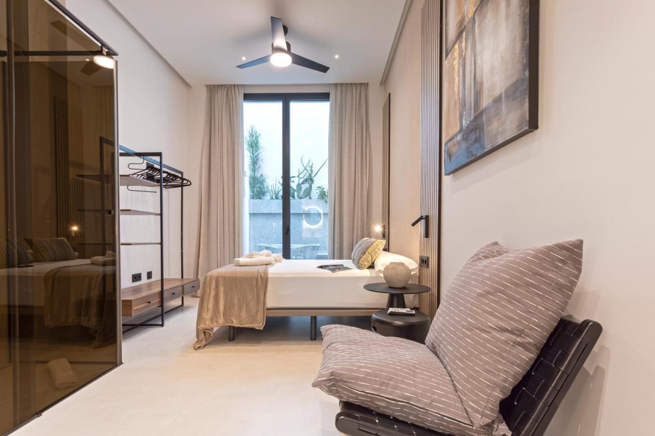 Magnificent Renovated 2bd 2bth Duplex With Backyard - Centre *